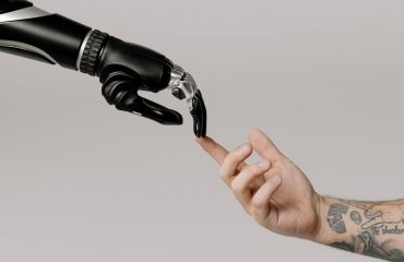 L'Intelligenza Artificiali mette le professioni più avanzate a rischio: salve quelle manuali