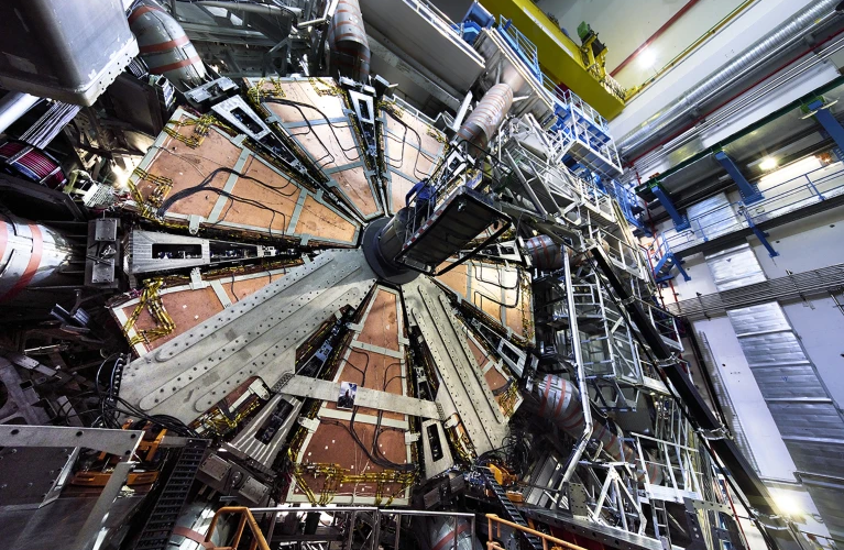 Il rivelatore ATLAS, parte del Large Hadron Collider, si trova a 100 metri sottoterra, dove misura varie proprietà delle particelle ad alta energia. Crediti: Maximilien Brice/CERN