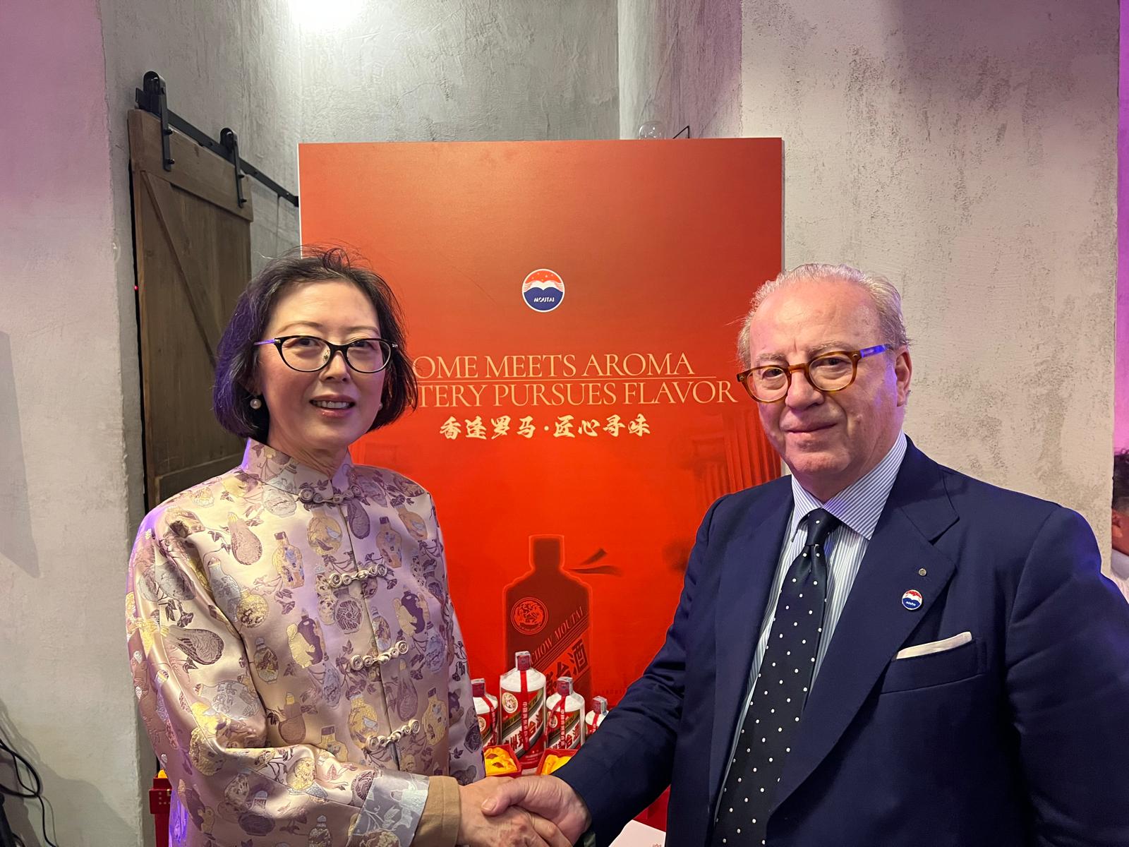 Vice Ambasciatrice della Cina si chiama Luo Jin, che è anche Ministro Consigliere per Economia e Commercio dell’Ambasciata Cinese in Italia