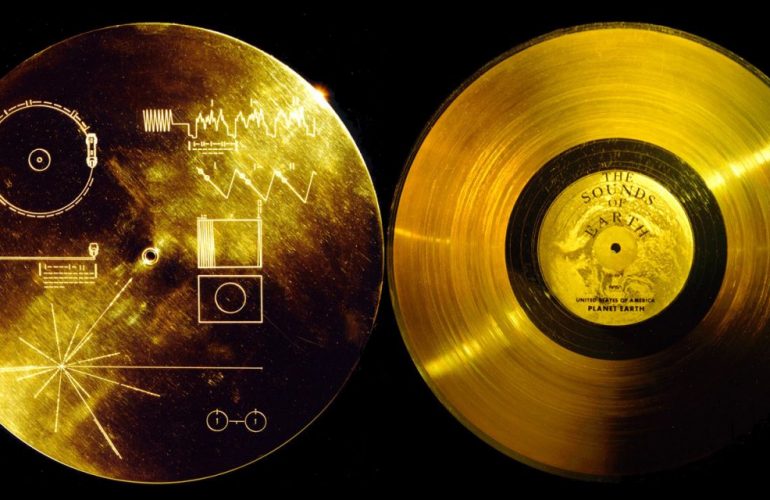 Il disco d’oro (Golden Record), lato A e lato B, a bordo delle sonde Voyager (fonte: NASA)