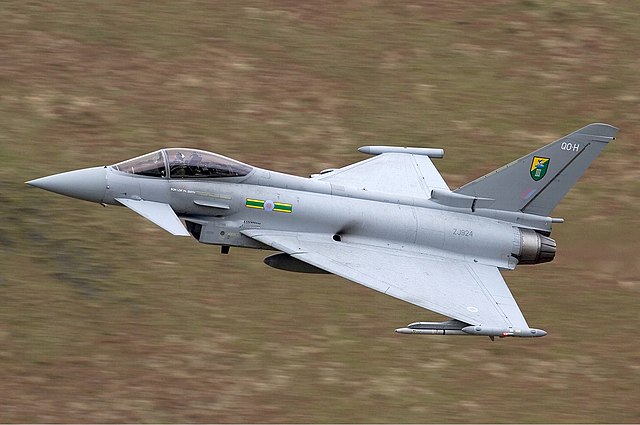 640px-RAF_Eurofighter_EF-2000_Typhoon_F2_Lofting-1